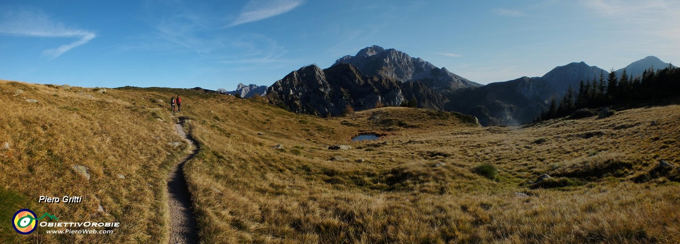 86 Attraversando il pianoro di Monte Campo.jpg